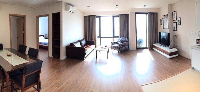Cho thuê căn hộ 03 phòng ngủ, nội thất hiện đại, view Sông Hồng và Cầu Long Biên. 3